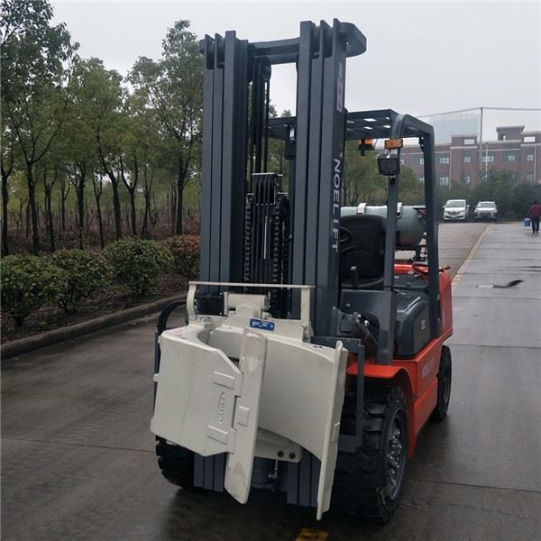 Viljuškar sa stezaljkom za rolu papira